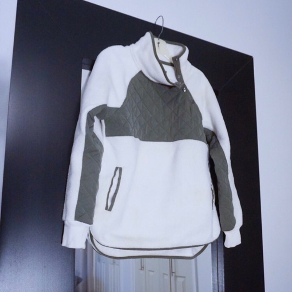 Abercrombie and Fitch Sweater - Size M